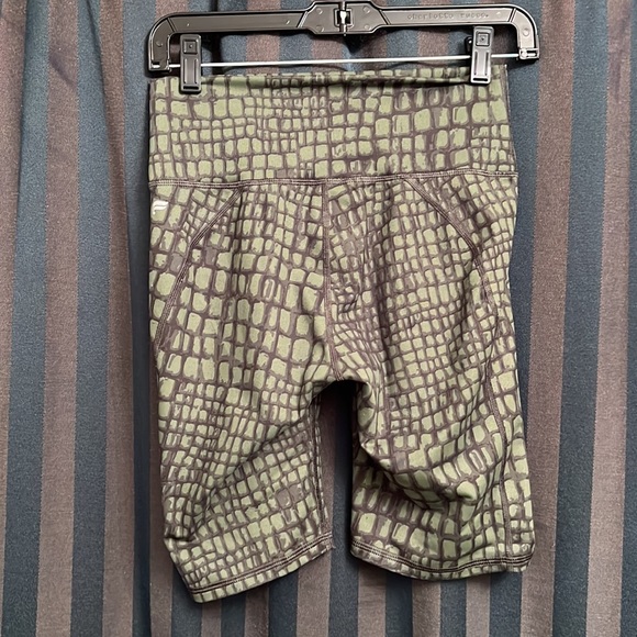 Fabletics Define High Waisted 9” Short - S - Picture 2 of 3